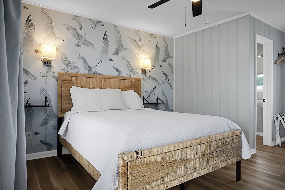 Standard Single Room, 1 Queen Bed, Non Smoking, Pool View photo 1