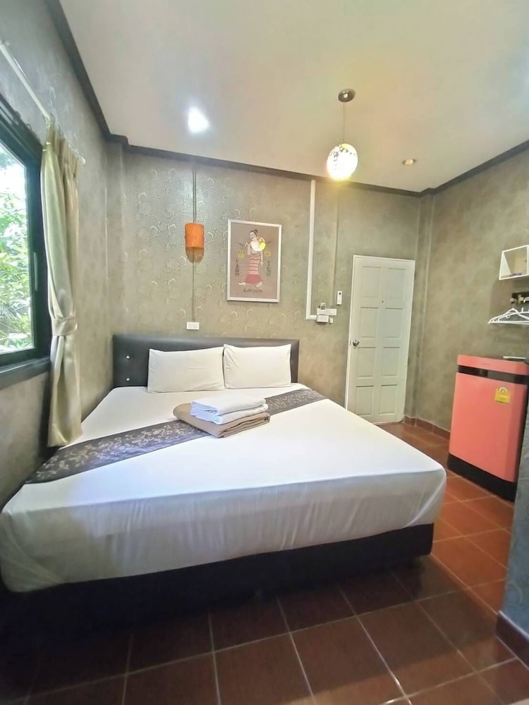 Basic Room, 1 King Bed, Non Smoking