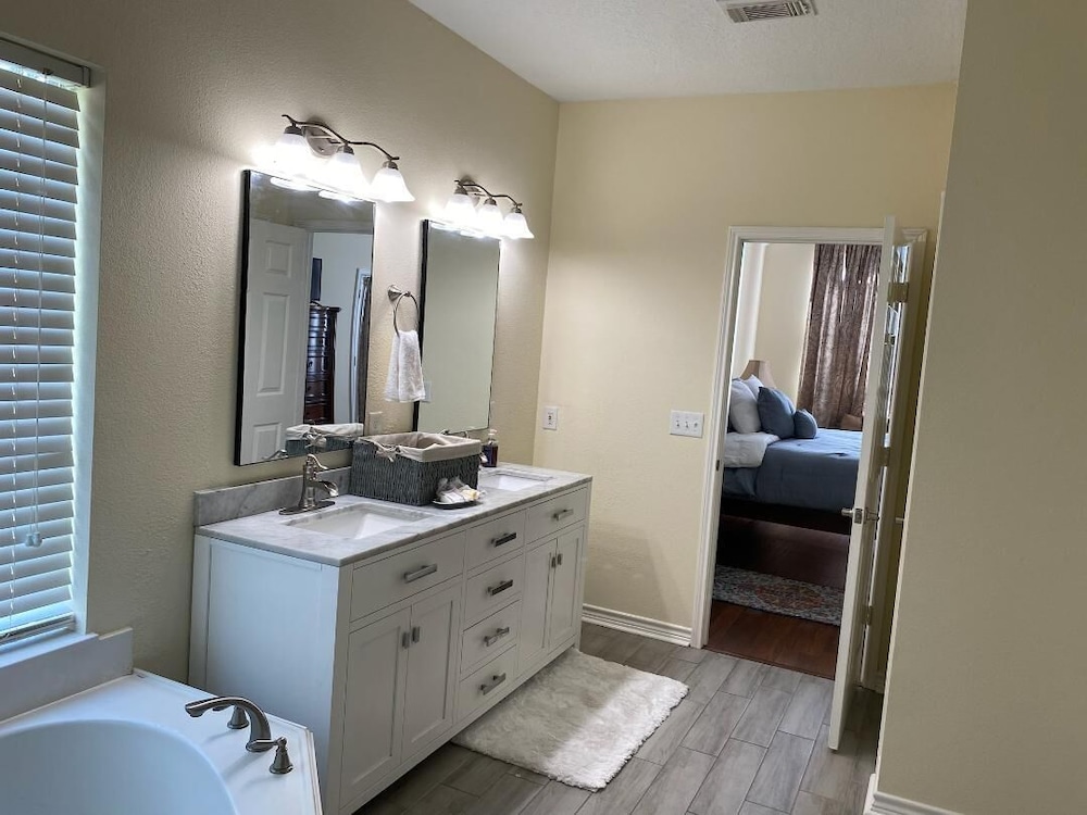Stitches Suite, King Bed, Non-Smoking photo 3