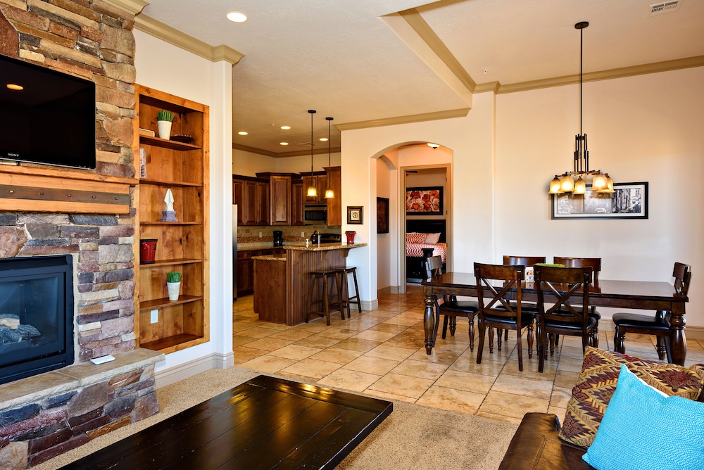 Luxury Condo, 2 Bedrooms