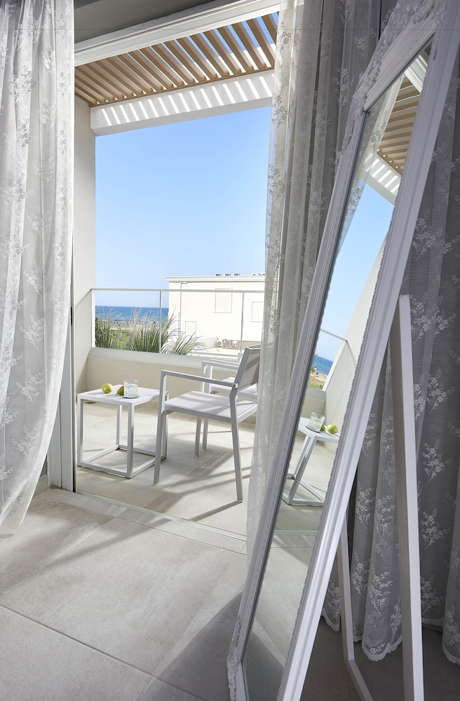 Deluxe Double Room, Partial Sea View photo 3