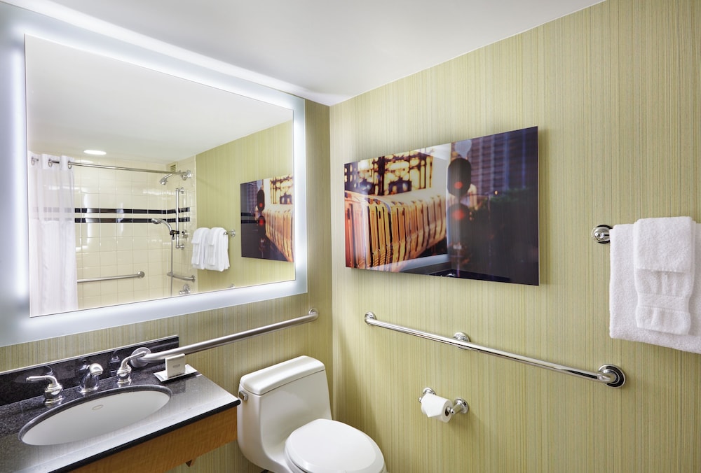 Deluxe Room, 1 King Bed, Accessible, Bathtub - Photo 2