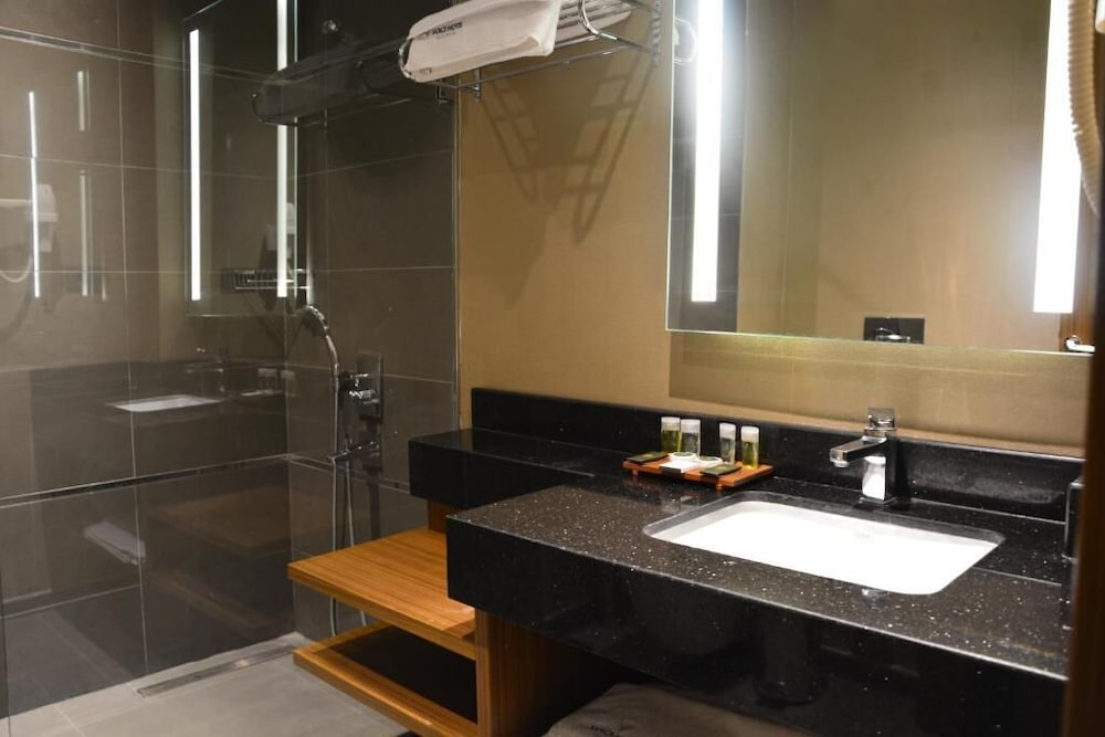 Deluxe Suite, 1 Bedroom, Balcony photo 2