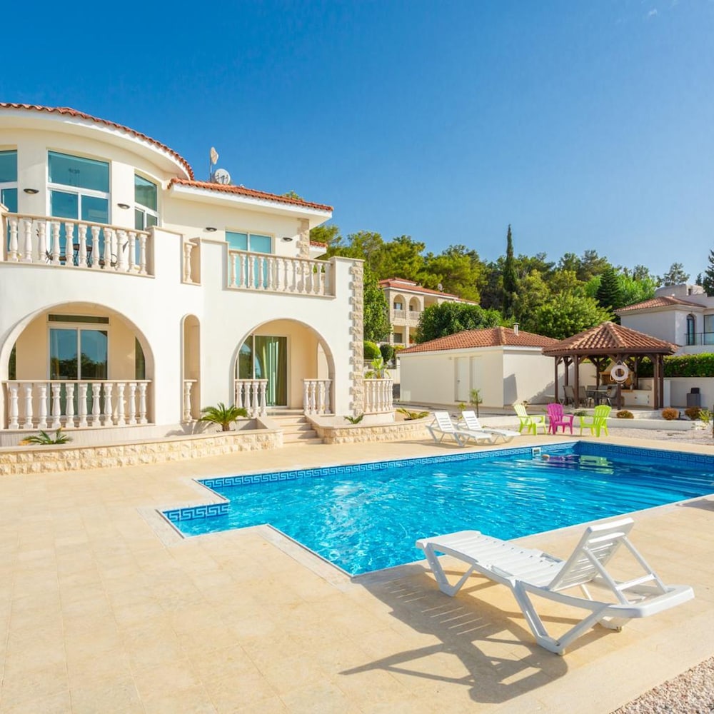 Villa photo 2