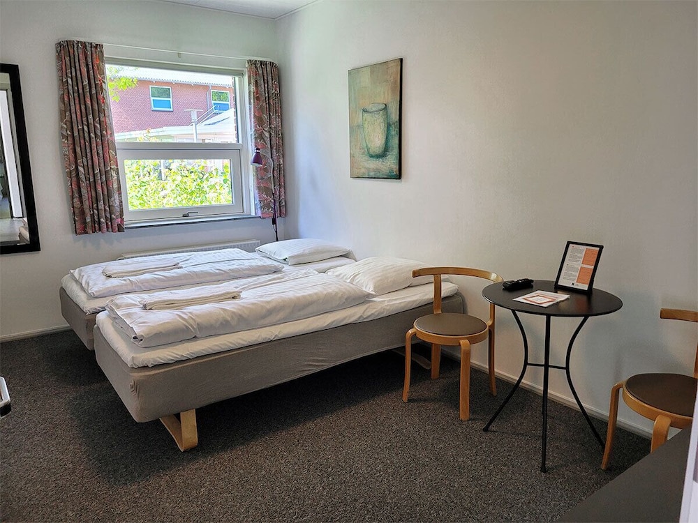 Hotel room with double bed or 2 single beds - private bathroom