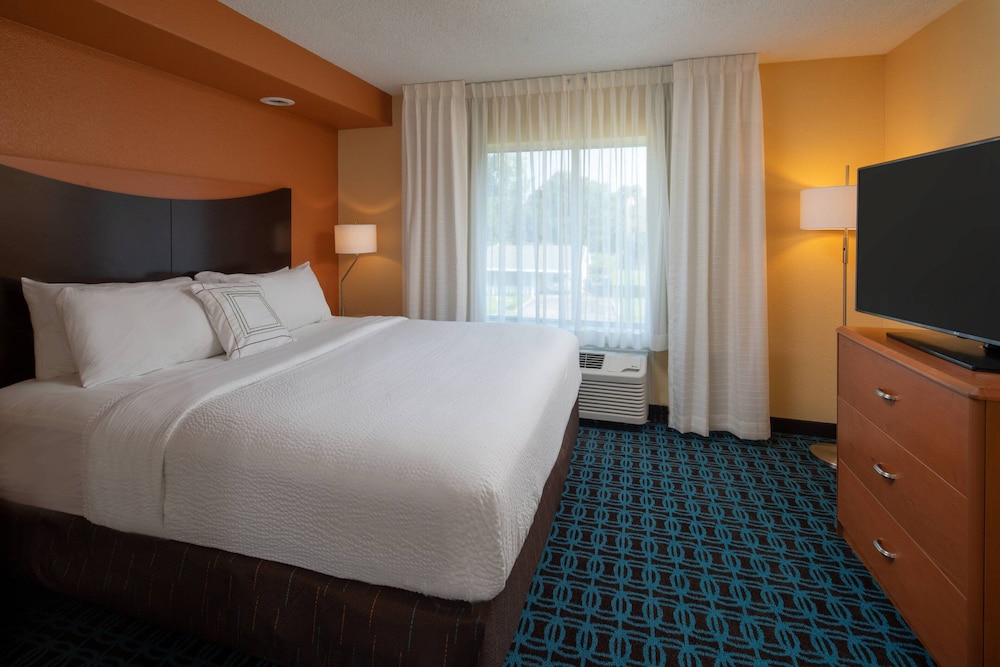 Room, 1 King Bed (Mobility/Hearing Access, Roll-In Shwr) photo 1