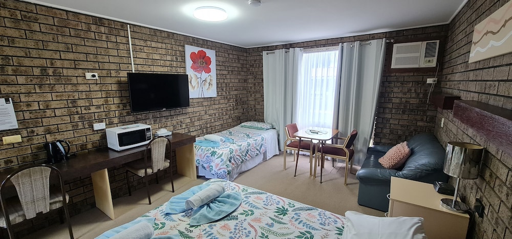Classic Twin Room, Non Smoking, Ground Floor photo 3