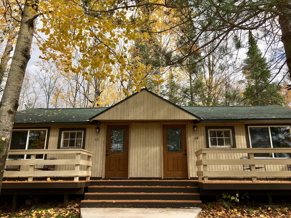Standard Duplex, 1 Bedroom, Partial Lake View photo 2