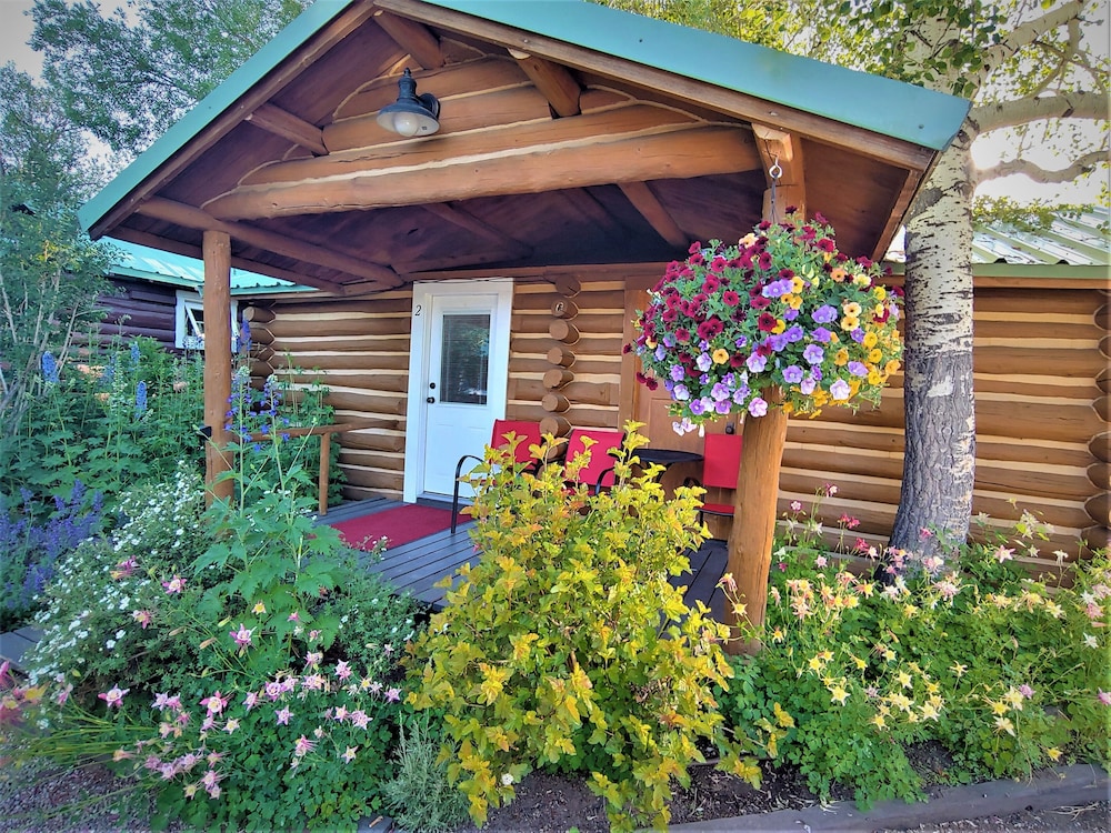 Signature Cottage, Kitchen, Courtyard Area