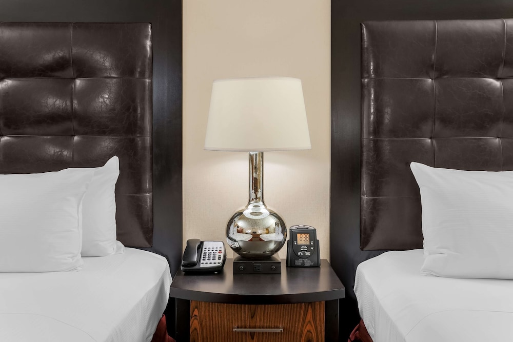 Deluxe Room, Accessible - Photo 1
