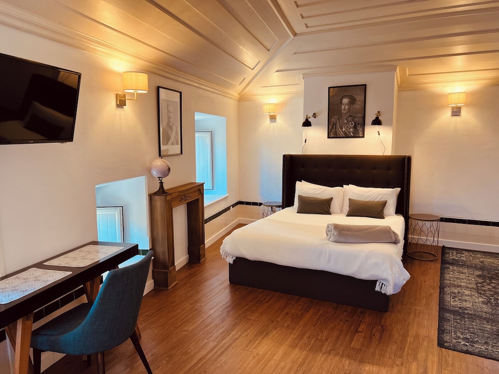 Suite - Photo 1