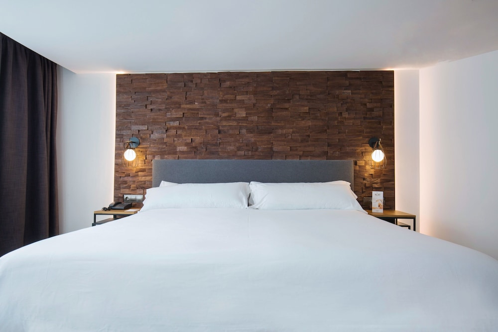 Deluxe Double Room, 1 King Bed, City View photo 2