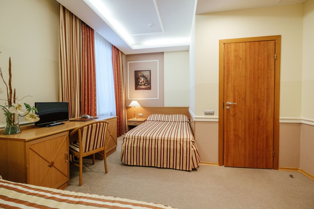 Standard Twin Room, Bathtub photo 2