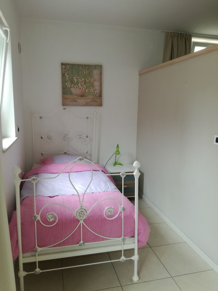 Apartment With Courtyard photo 2