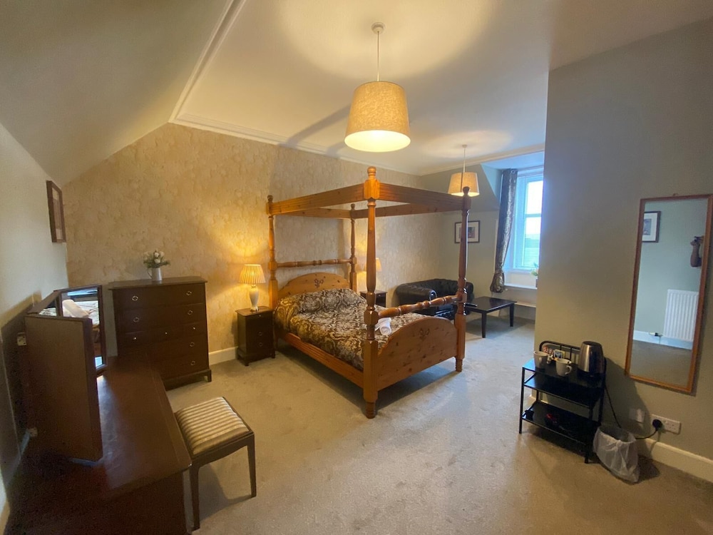 Four Poster Bedroom photo 1