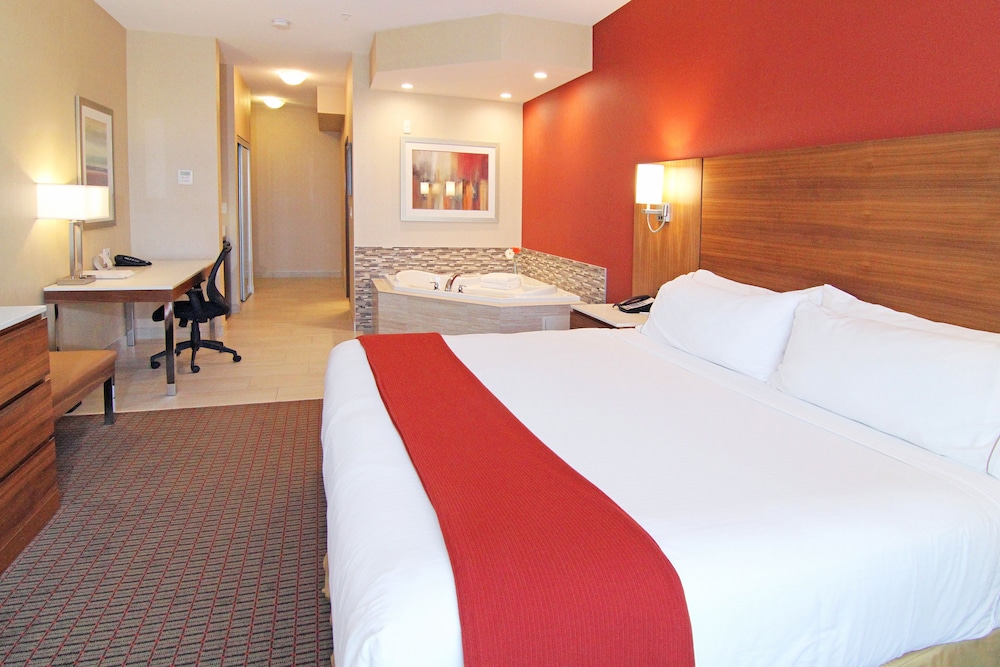 Suite, 1 King Bed thumbnail 5