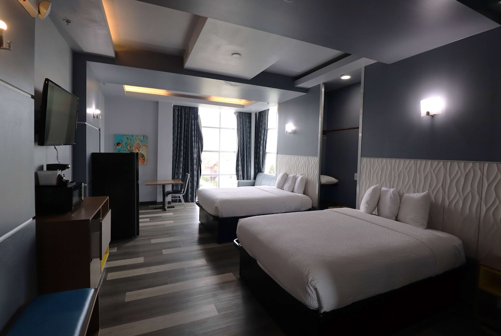 Suite, 1 Bedroom, Non Smoking (3 Queen Beds) - Photo 1