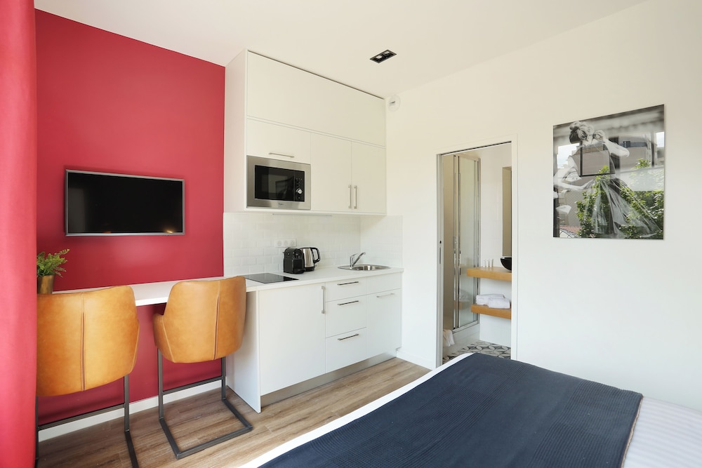 Medium Studio with Kitchen photo 3