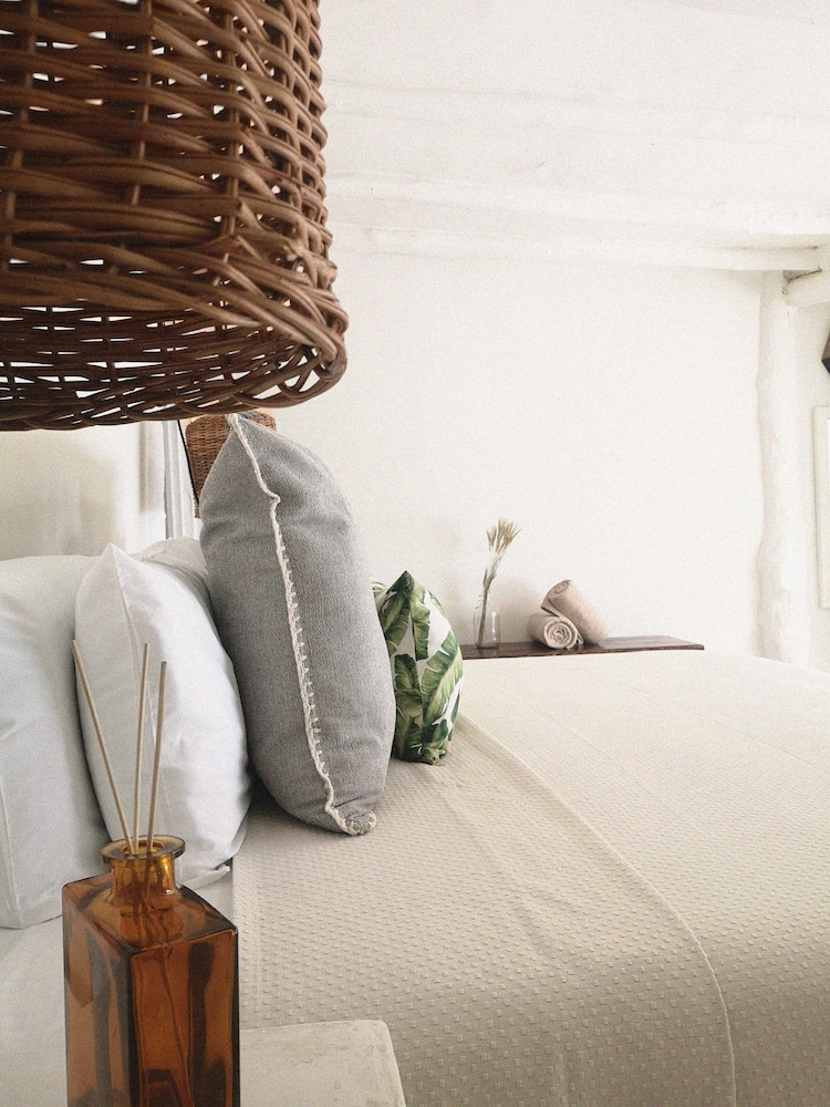 Design Room, 1 King Bed, Partial Ocean View