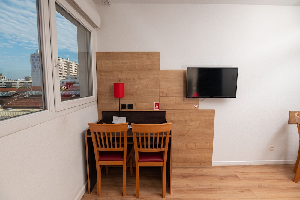 One Bedroom Apartement with 1 Sofa Bed and 2 Twin Beds - Photo 4