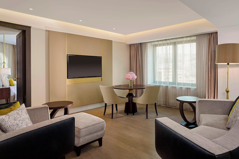 Suite, 1 King Bed photo 3