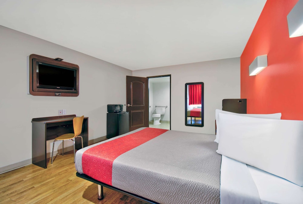 Standard Room, 1 King Bed, Non Smoking - Photo 6