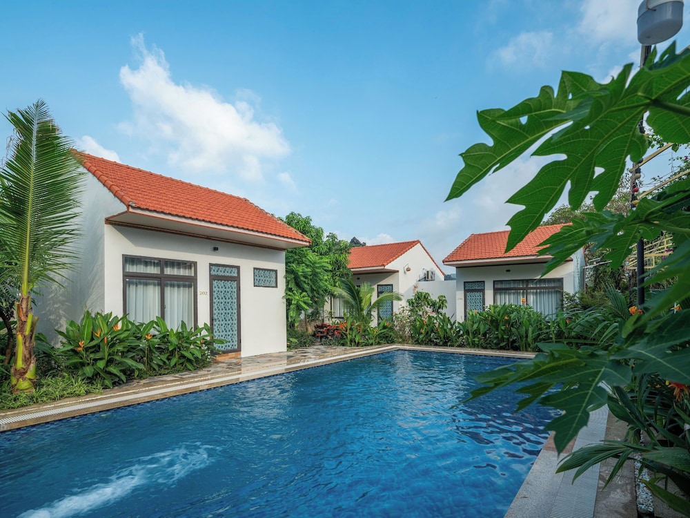 Comfort Room, Pool View photo 3