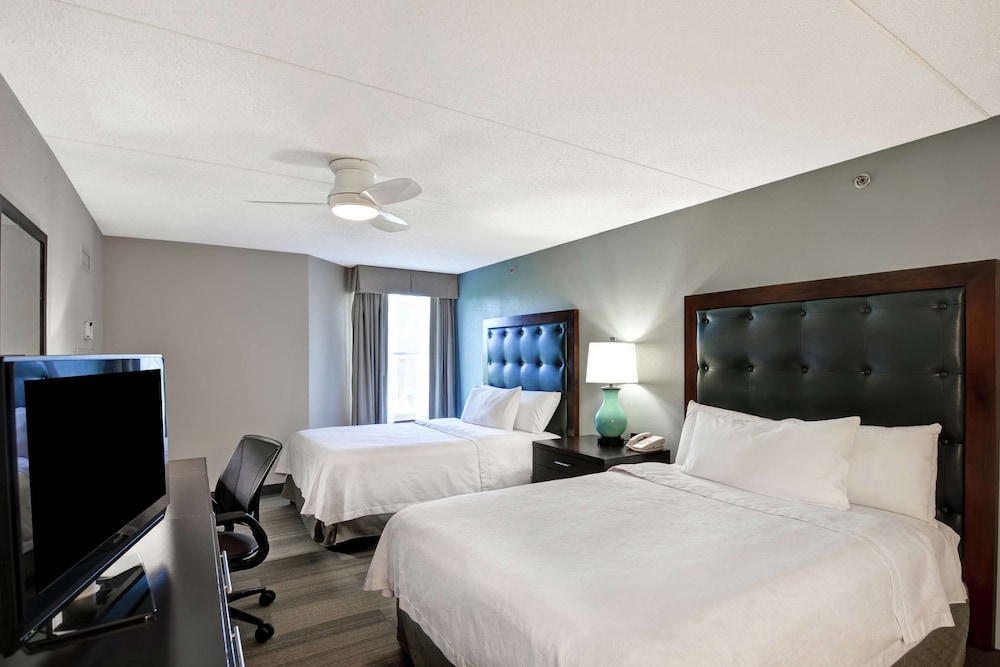 Premium Room, 2 Queen Beds, Accessible (Mobility & Hearing, Roll-in Shower) photo 2
