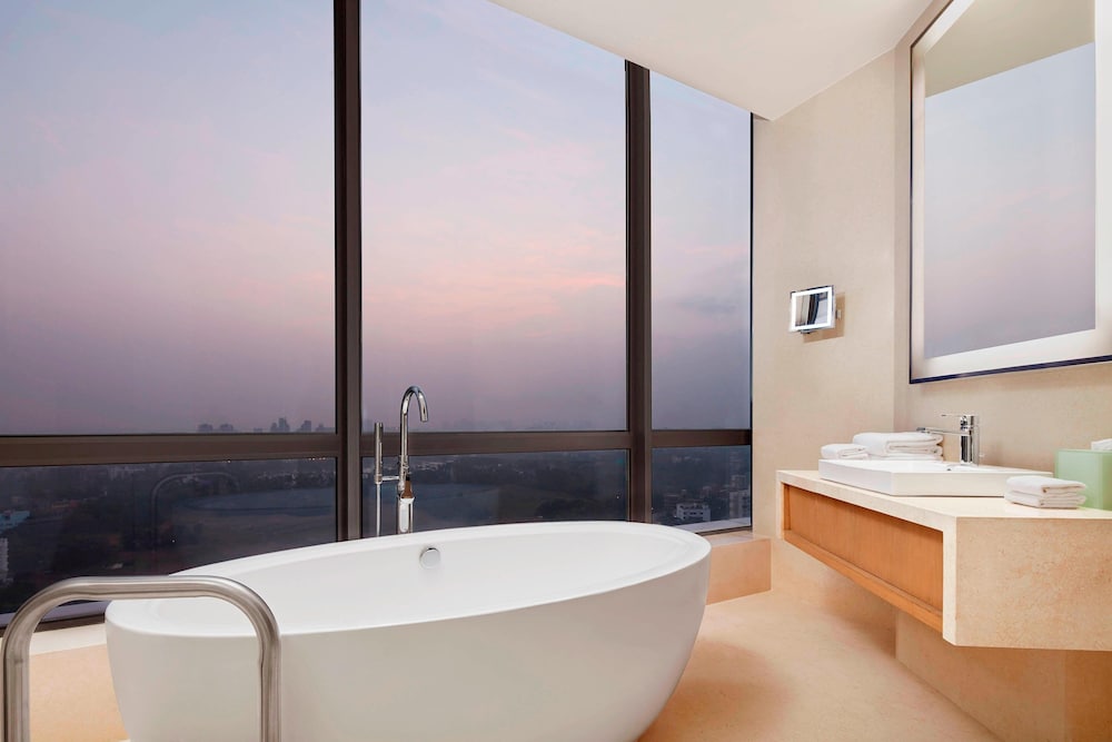 Room, 1 King Bed, Lake View thumbnail 6