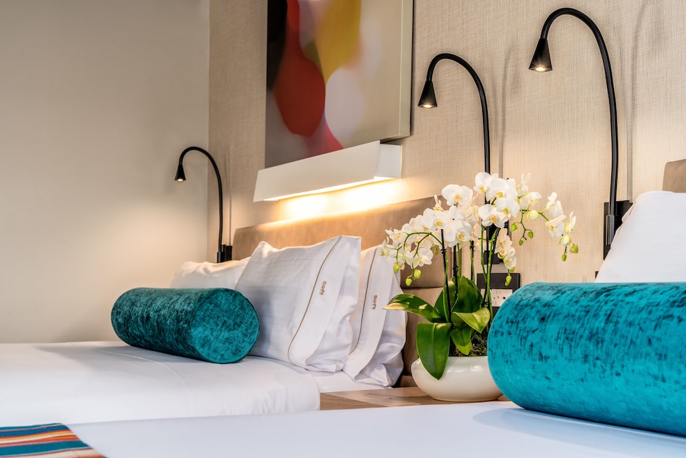 Standard Room, 2 Queen Beds (Off Olympic) thumbnail 5