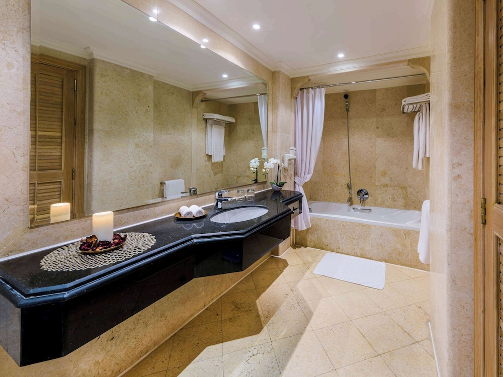 Deluxe Room, 1 King Bed, Sea View - Photo 2