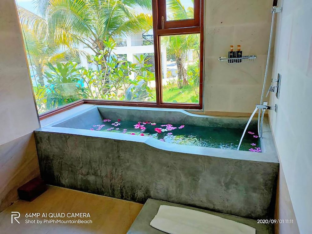 Deluxe Pool View with bathtub photo 2