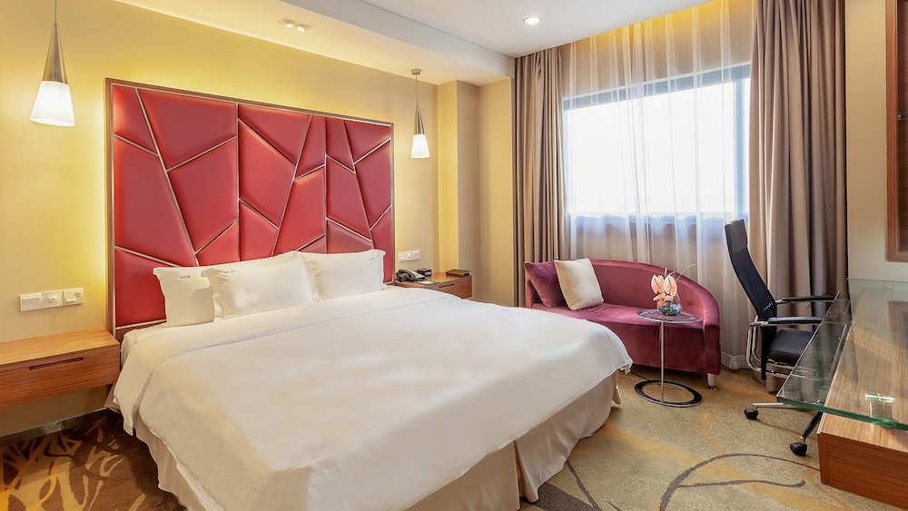 Premium Room, 1 King Bed, Non Smoking, Garden View - Photo 5