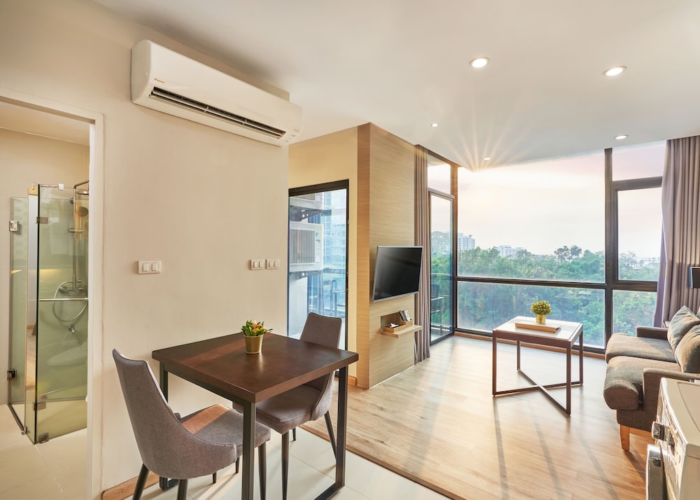Grand Suite Room with Kitchenette - Photo 11