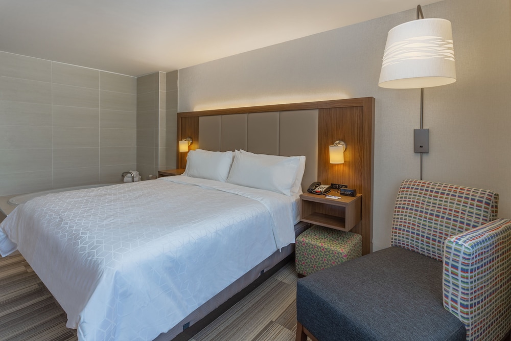 Standard Room, 1 King Bed photo 2