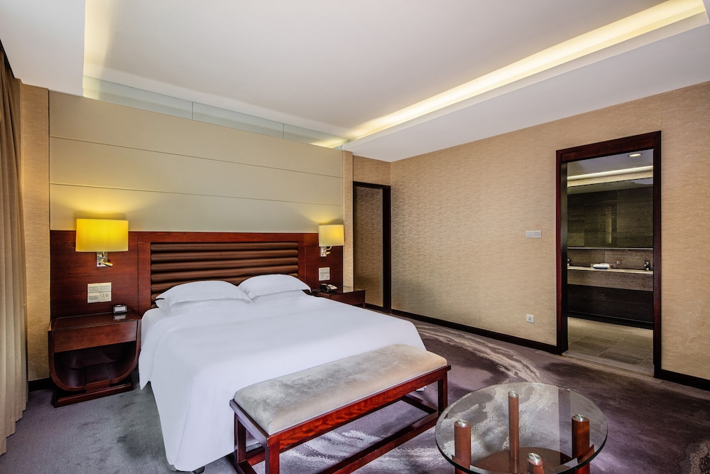 Premium Room, 1 King Bed, Club Lounge Access - Photo 2