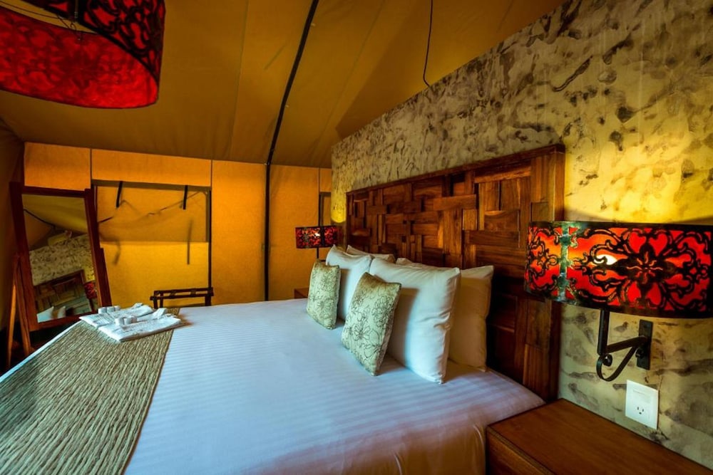 1 King Bed, Garden View (Harmony Tent) 1