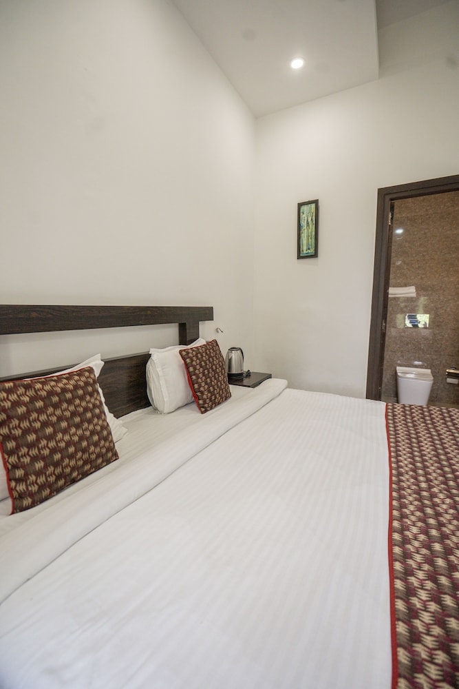 Deluxe Double Room - Photo 9