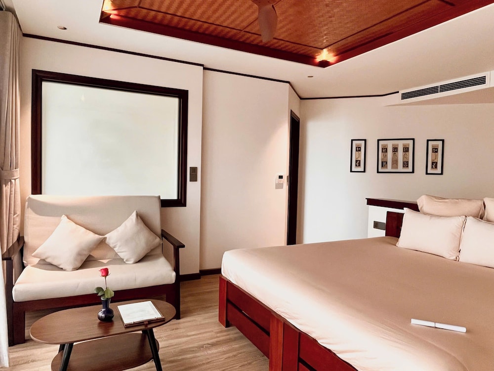 Grand Room, Pool View