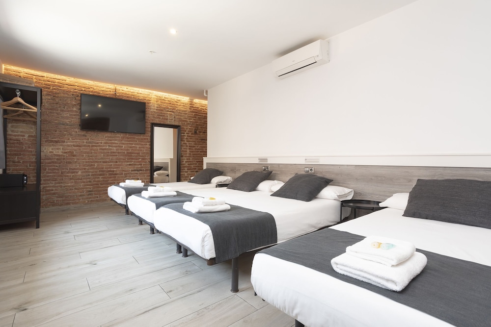 Premium Quadruple Room, Non Smoking, Courtyard View photo 3