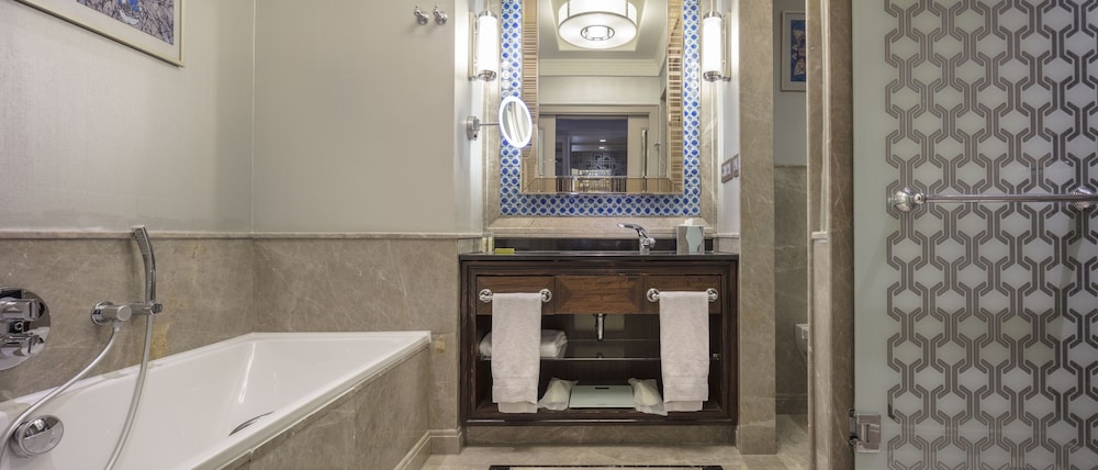 Executive Room, 1 King Bed, Club Lounge Access - Photo 9