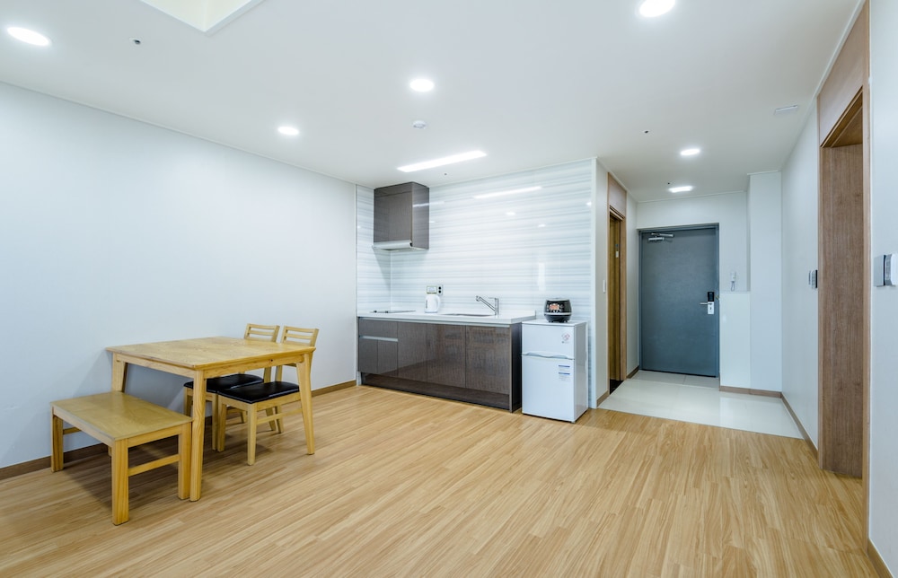 Suite (Modern) photo 2