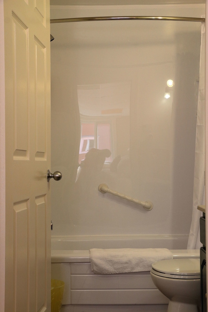 Grand Room, 1 King Bed, Non Smoking photo 2