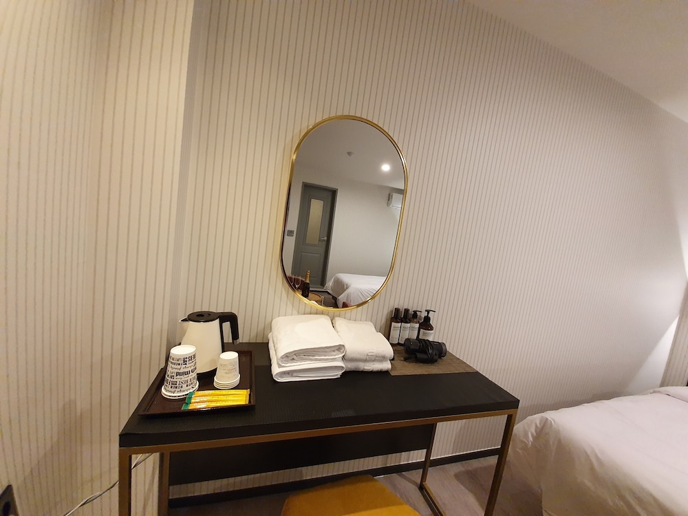 Premium Twin Room - Photo 12