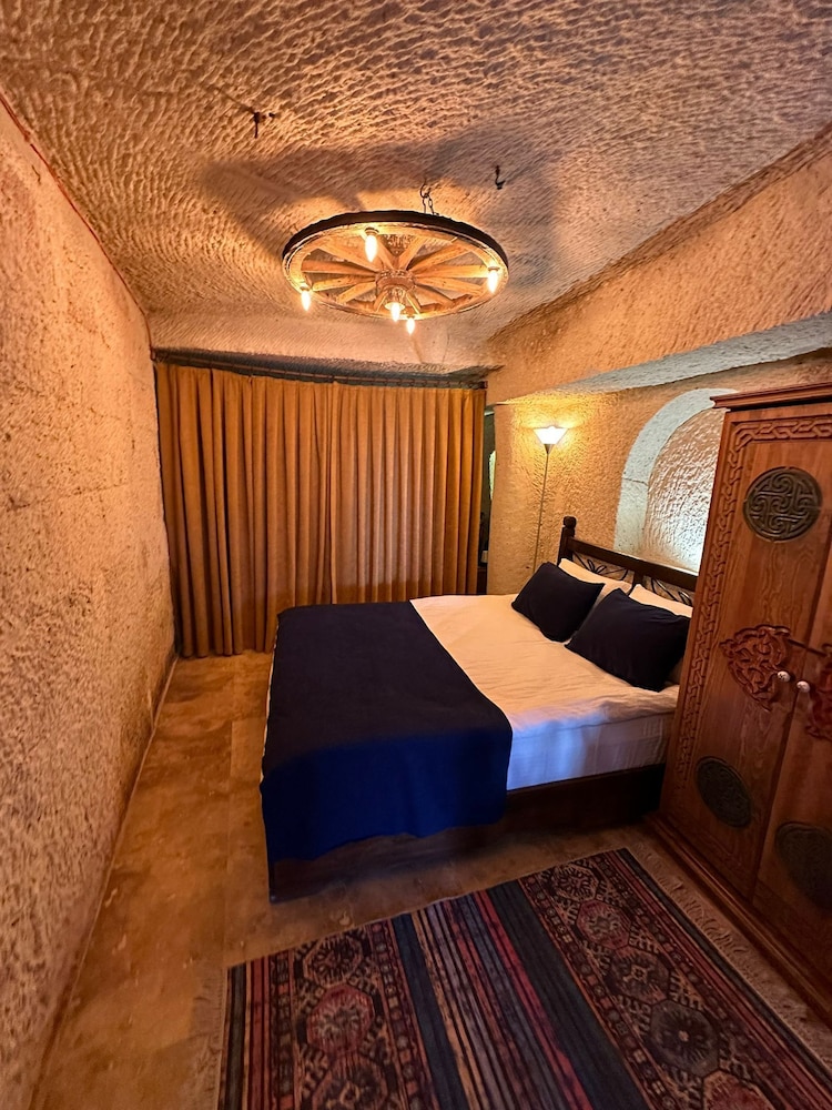 Family King Cave Suite photo 1