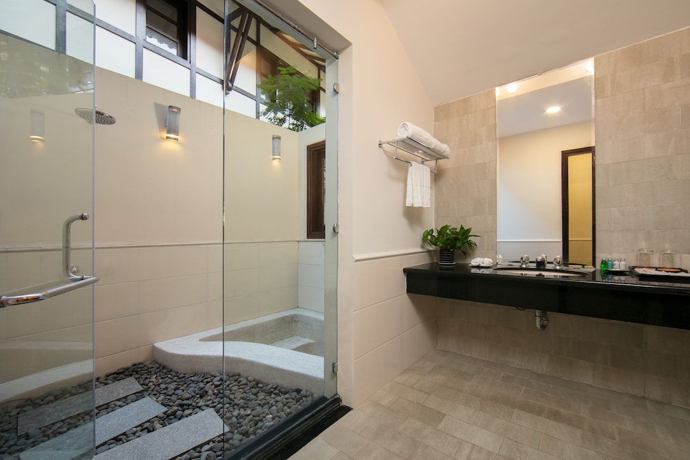 Two Bedroom Beach Front Villa with Private Pool - Photo 4