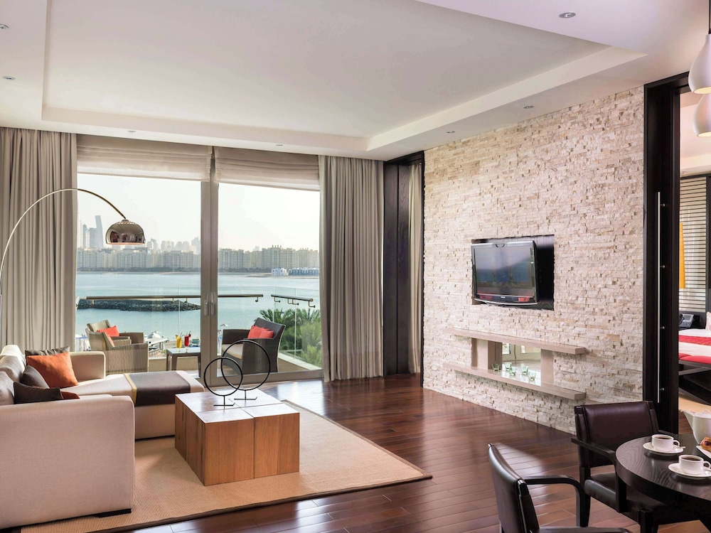 Junior Suite, 1 King Bed, Sea View thumbnail 5