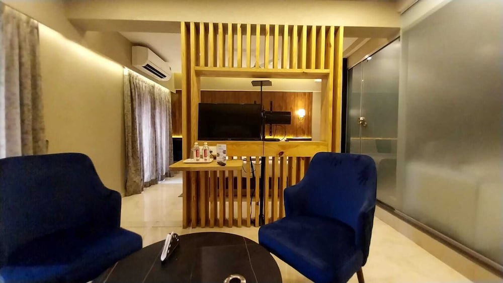 Luxury Suite - Photo 2
