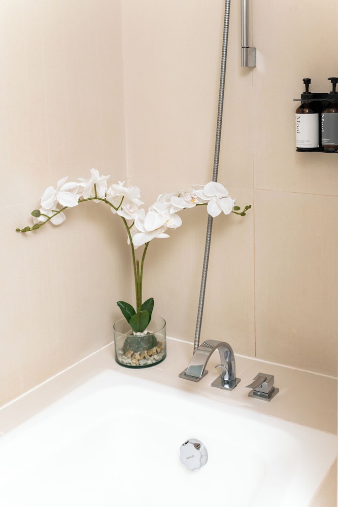 Barcelona Suite (With Tub) - Photo 5