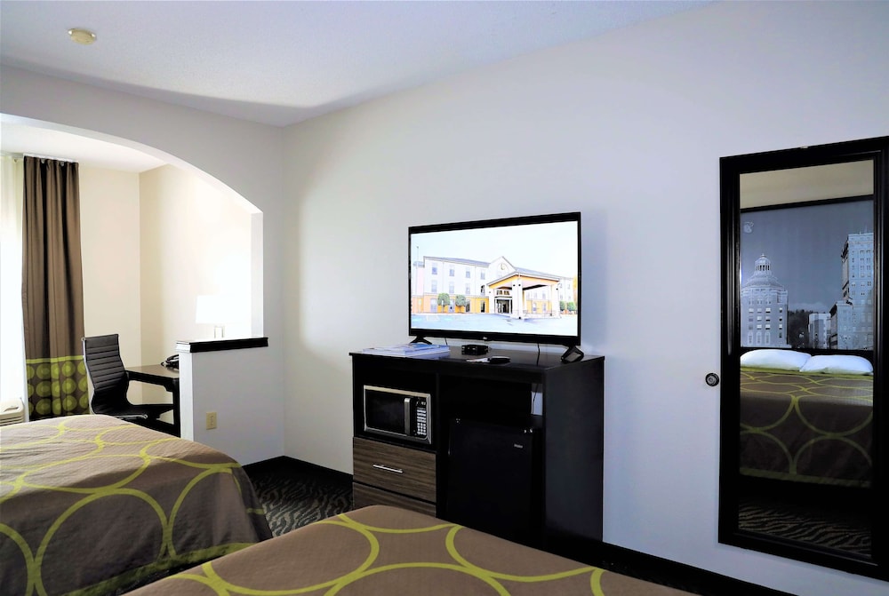 Room, 2 Queen Beds with Sleeper Sofa, Non Smoking photo 3